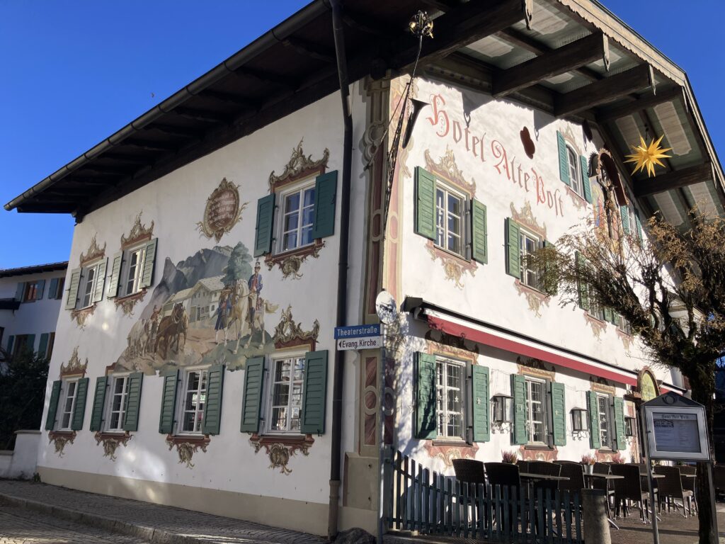 オーバーアマガウのフレスコ画が描かれた建物。伝統的な装飾が美しい街並み