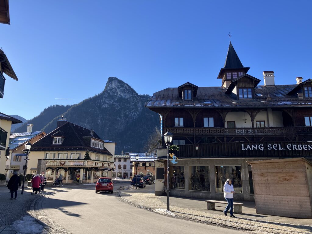 ドイツ・オーバーアマガウの街並みと背後に広がる山の風景。冬の晴れた日の様子