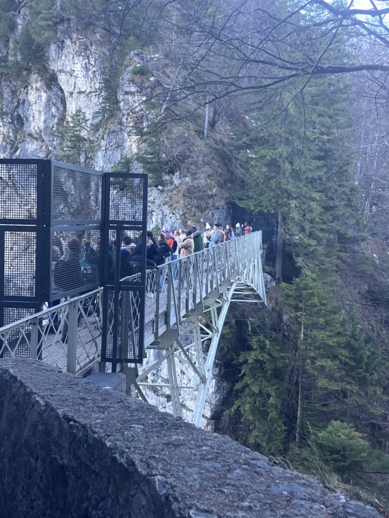 ノイシュバンシュタイン城のマリエン橋。多くの観光客が橋の上に並んでいる様子