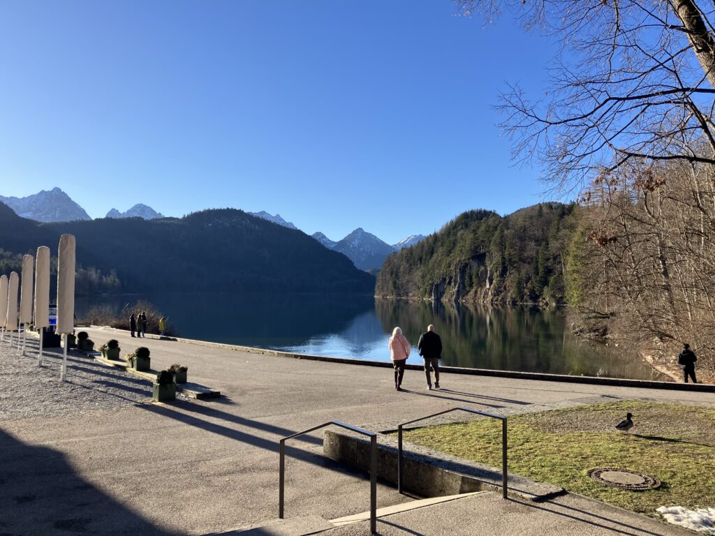 ノイシュバンシュタイン城の駐車場近くにあるアルプ湖。山々に囲まれた静かな湖の風景