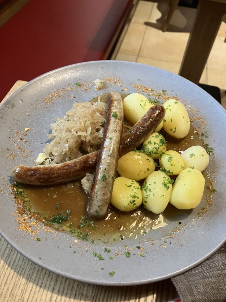 Paulanerのレストランで食べたソーセージとじゃがいものドイツ料理。ザワークラウト添え