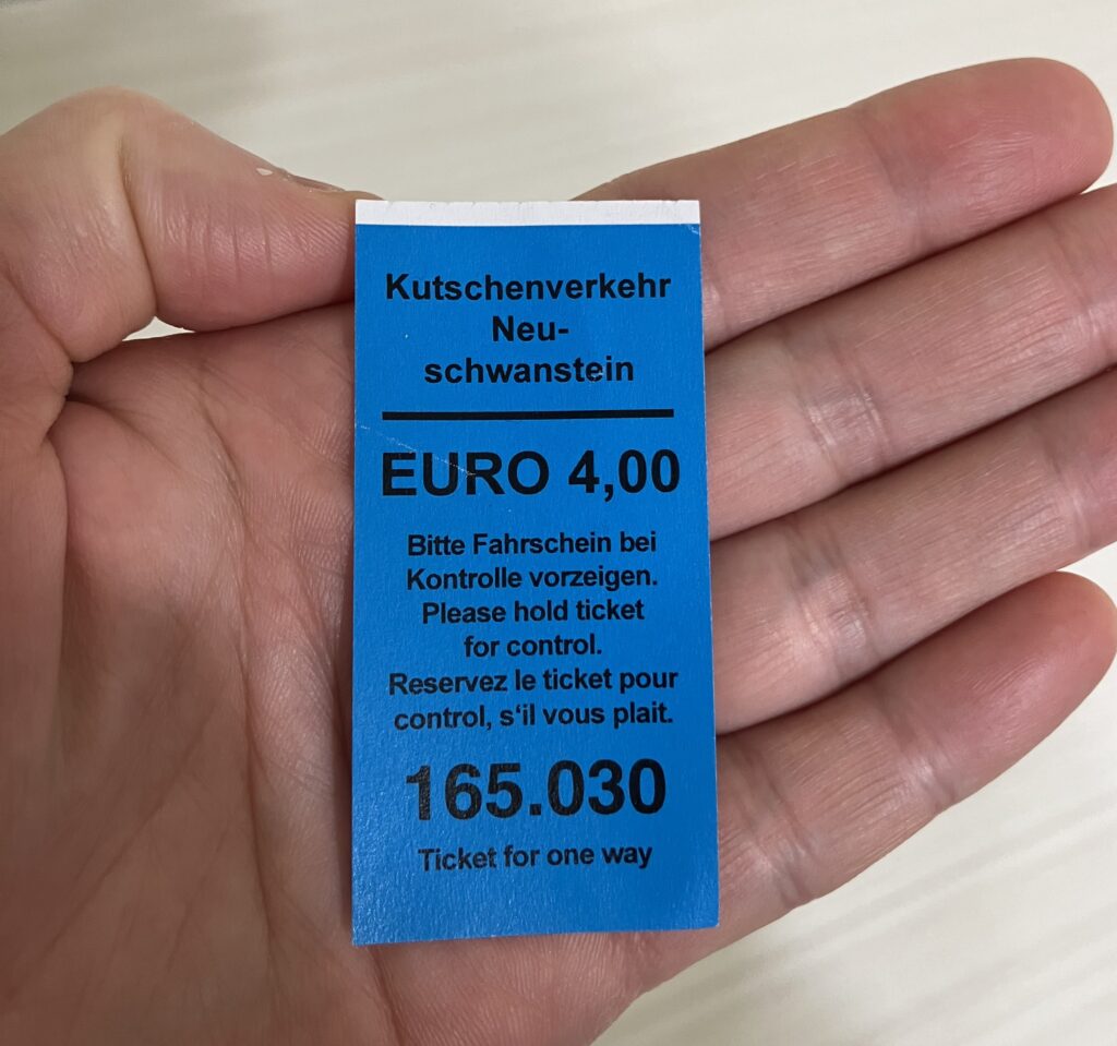 ノイシュバンシュタイン城の馬車チケット。片道4ユーロで購入できる青いチケット