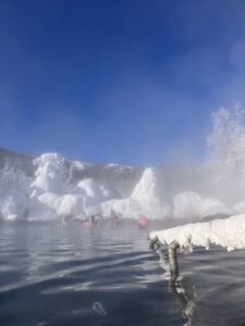 チェナ温泉に入る人々