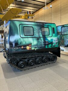 山頂ツアーで乗るキャタピラーの乗り物（空港にあったもの）