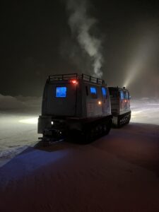 山頂ツアー出発前のキャタピラー